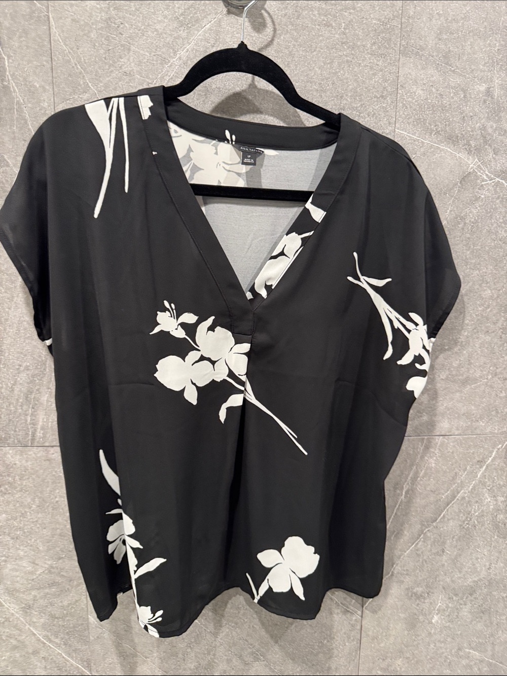Ann Taylor Petite Black & White Floral V-Neck Blouse LP